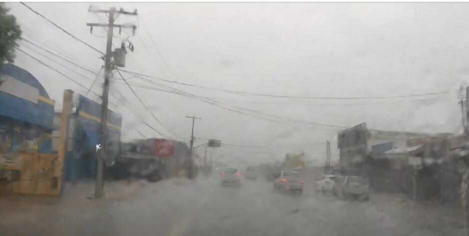 Chuva na região central de Campo Grande