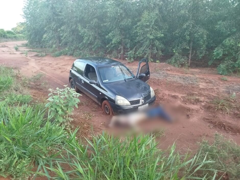 Corpo foi encontrado em frente de um veículo 