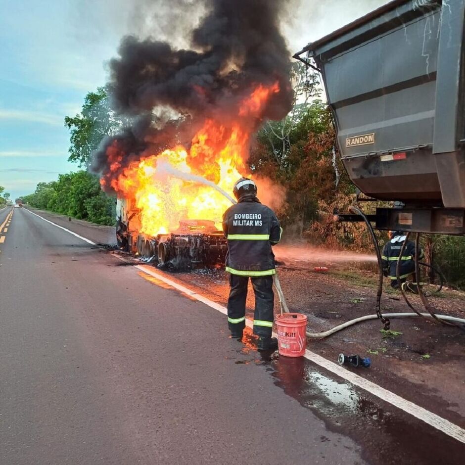 Fogo destruiu a cabine do veículo