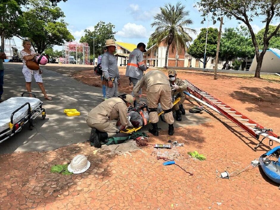 Trabalhador foi socorrido pelo Corpo de Bombeiros 