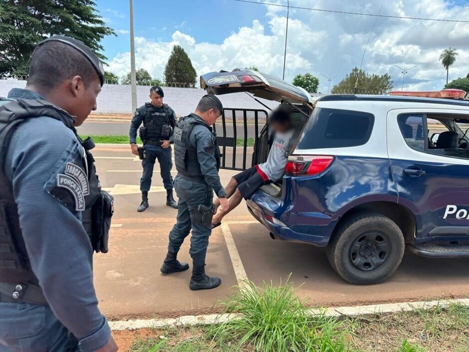 Momento em que homem é detido após ser localizado pela Rádio Patrulha