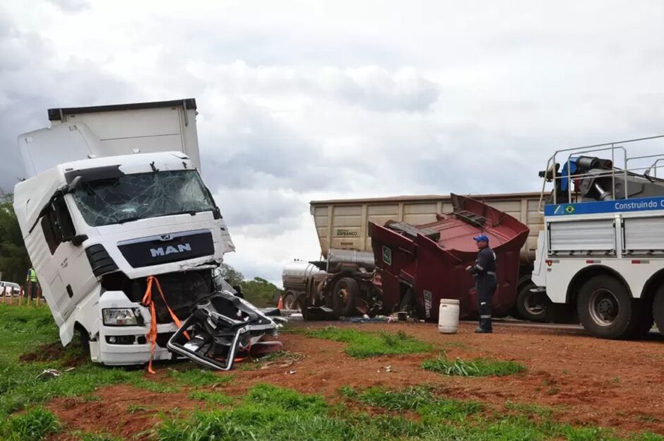 Carretas ficaram com a frente destruídas 