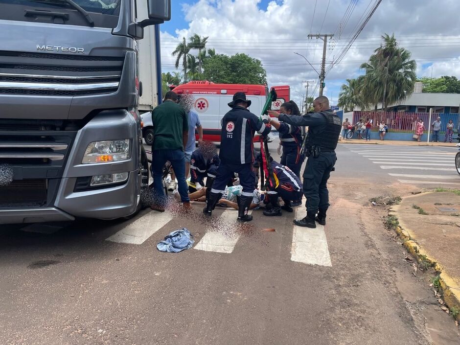 Ciclista foi parar embaixo do caminhão