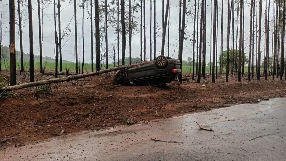 Veículo capotou e atingiu algumas árvores às margens da rodovia