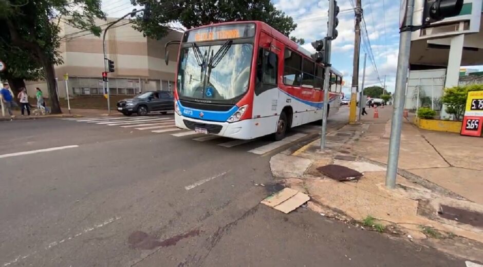 Marcas de sangue ficaram pelo asfalto