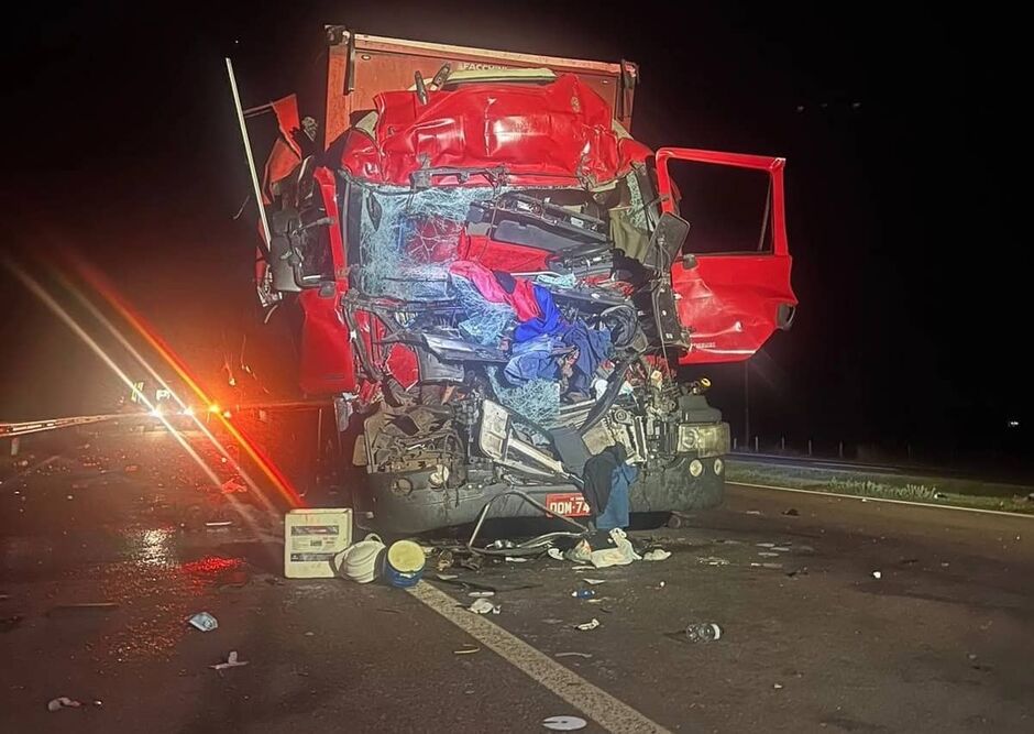 Veículo ficou com a frente destruída