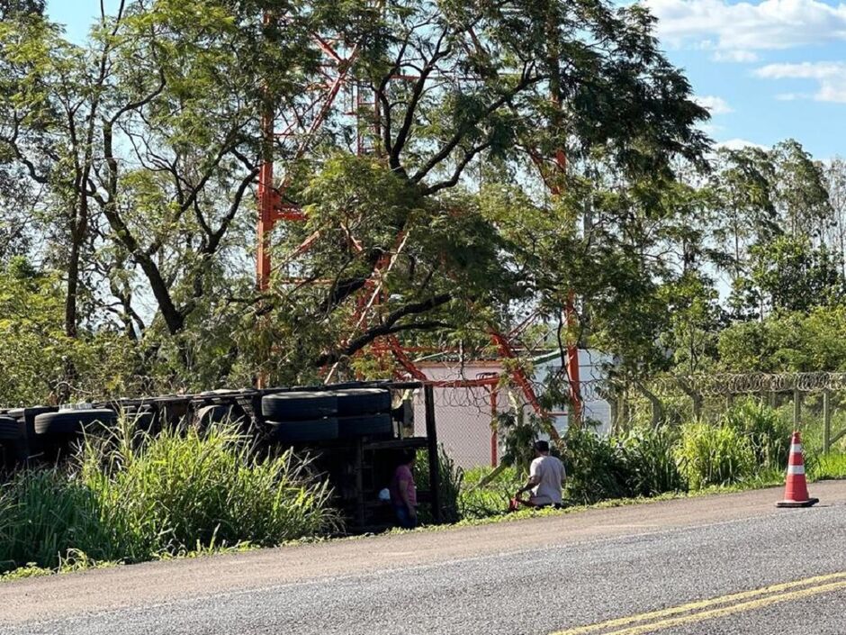 Veículo tombou às margens da rodovia BR-163