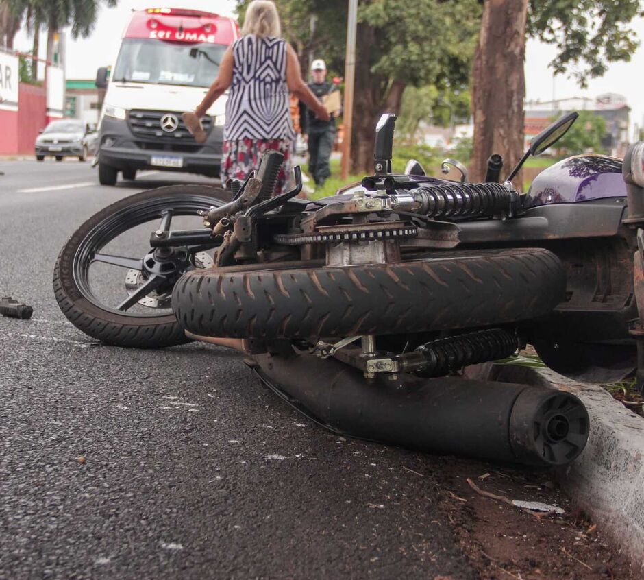 O motorista do carro permaneceu no local e acionou o Samu