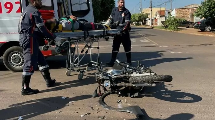 Equipe do SAMU durante socorro à vítima de colisão no Jardim Alvorada