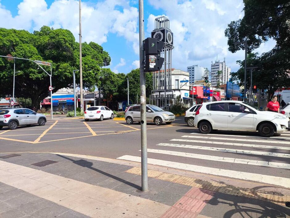 Desrespeito no trânsito cria fila e fecha cruzamentos em ruas no centro de Campo Grande 