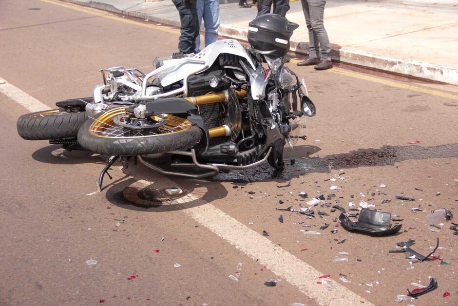 Motociclista fica em estado grave ao bater em traseira de picape na Avenida Bandeirantes