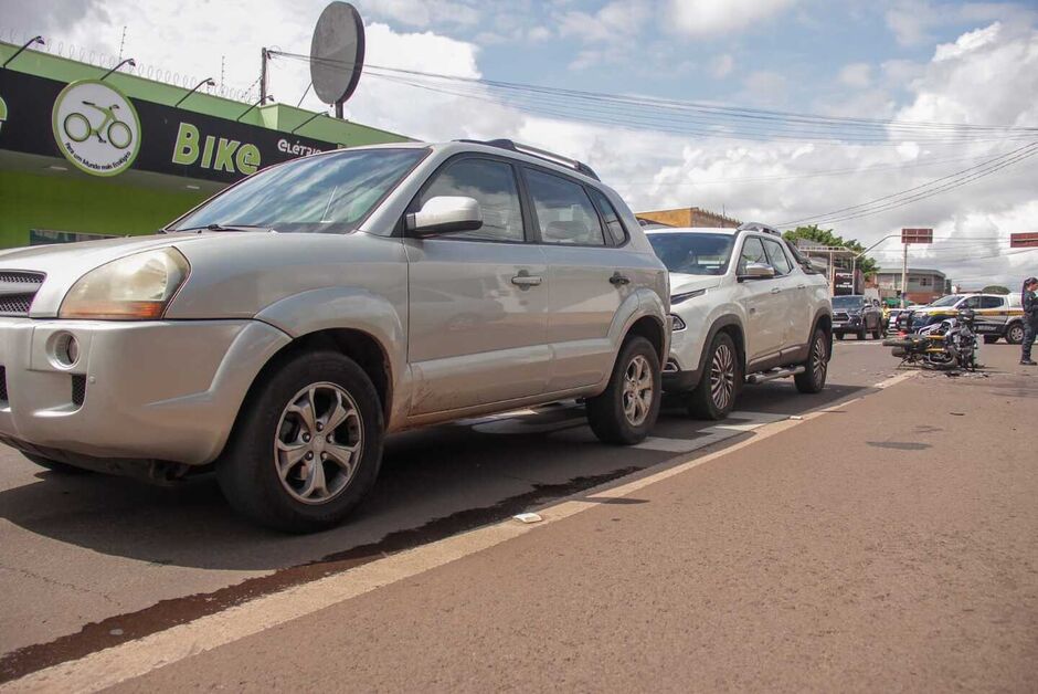 Motociclista fica em estado grave ao bater em traseira de picape na Avenida Bandeirantes