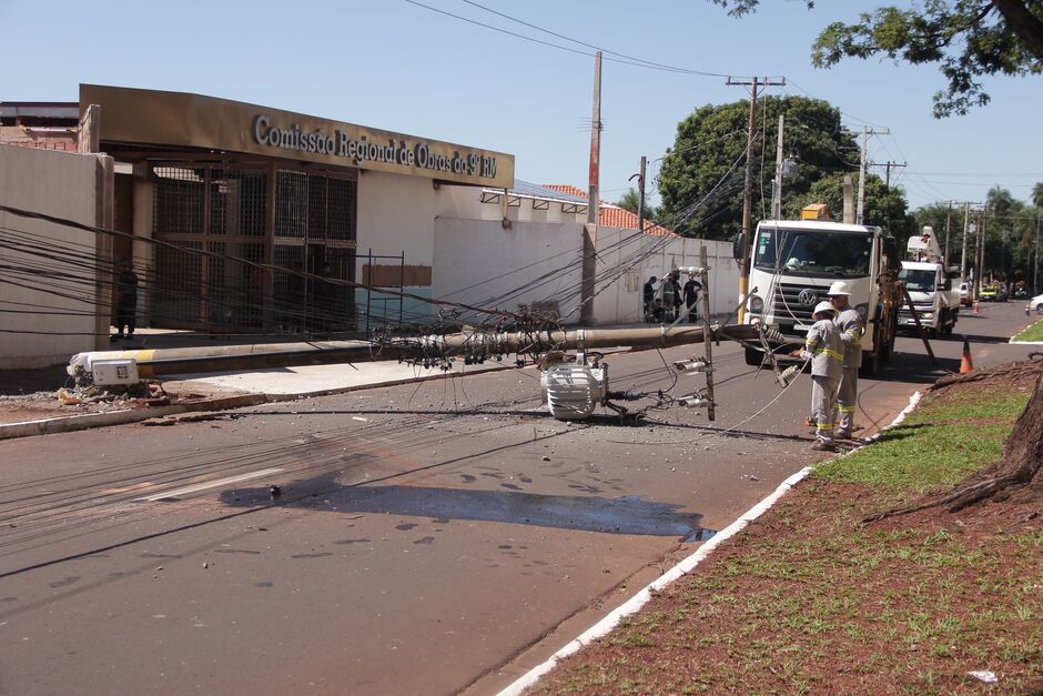 Poste caiu com a força da batida 