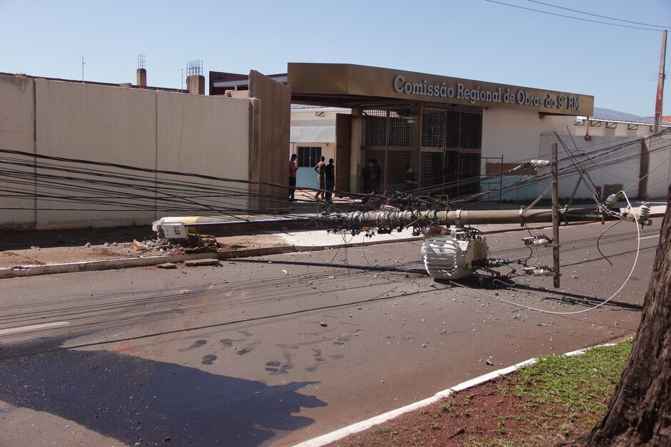 Poste caiu com a força da batida 