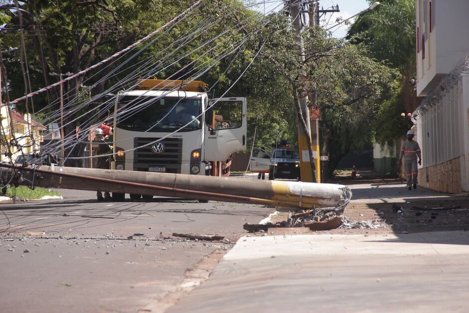 Poste caiu com a força da batida 