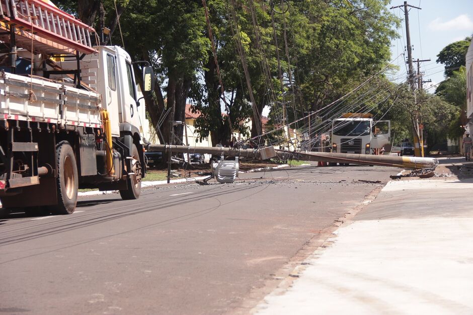 Poste caiu com a força da batida 