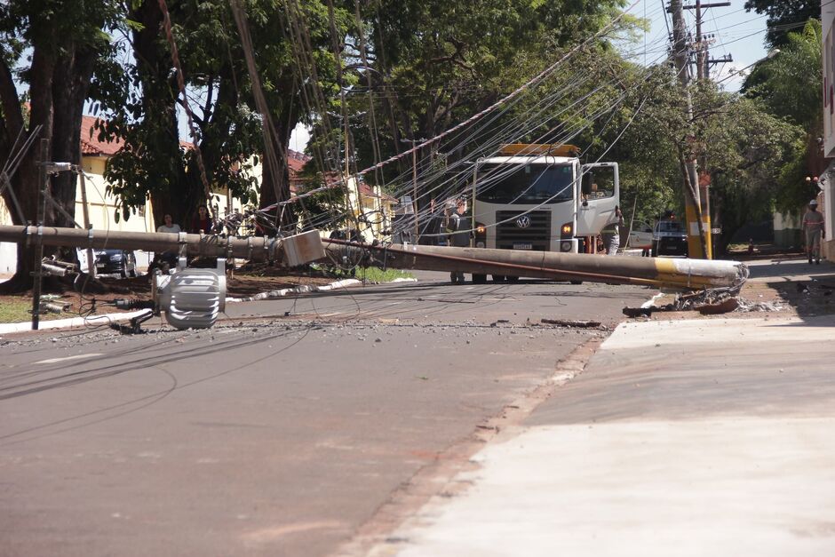 Poste caiu com a força da batida 