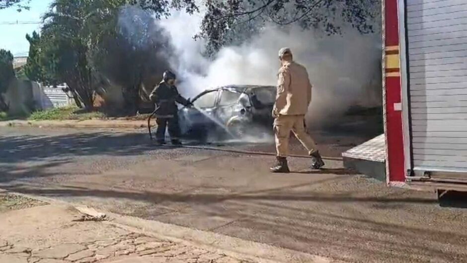 Carro pega fogo e é  fica totalmente destruído na Avenida Tamandaré 