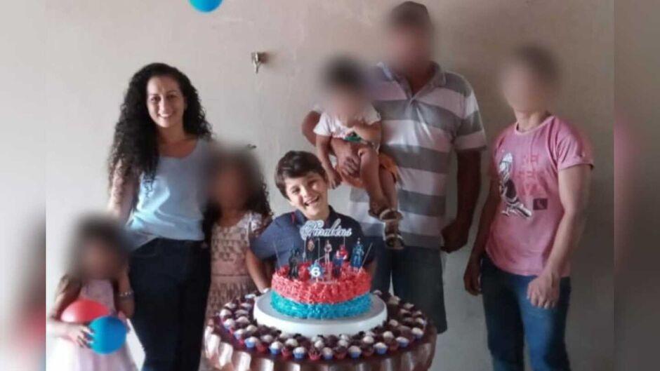 Gustavo ao lado da família no aniversário de 6 anos