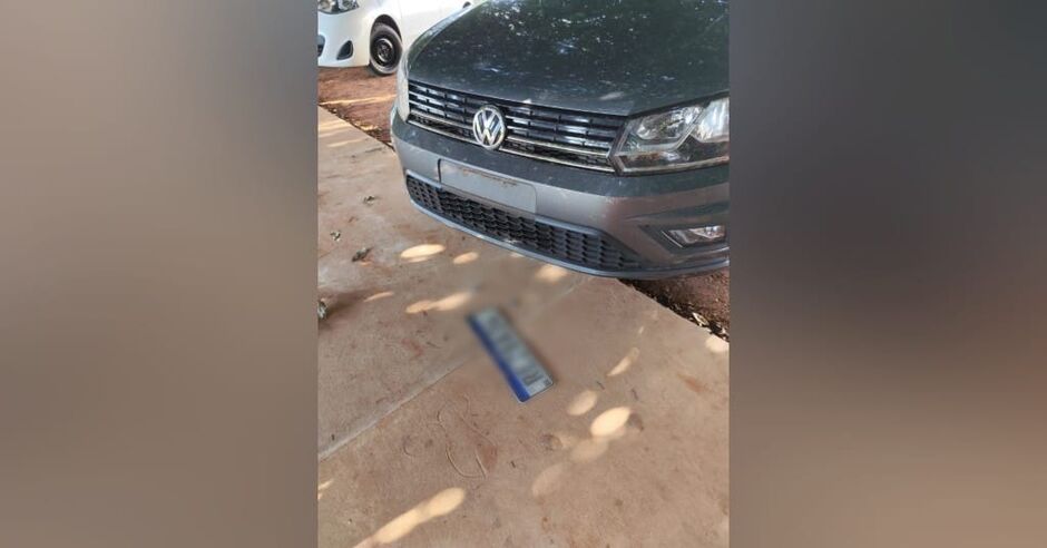 Mulher encontrou a placa do carro arrancada