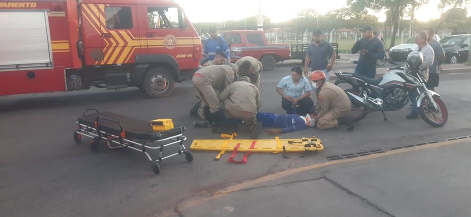 Momento em que a vítima é socorrida pelo Corpo de Bombeiros