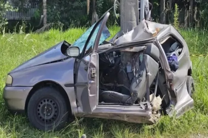 Carro dobra ao meio após bater em poste e motorista morre no Paraná