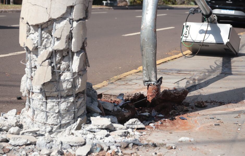 Veículo ficou com a frente destruída 