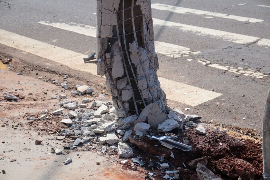 Veículo ficou com a frente destruída 