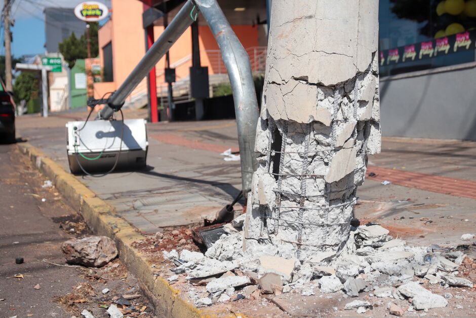 Veículo ficou com a frente destruída 