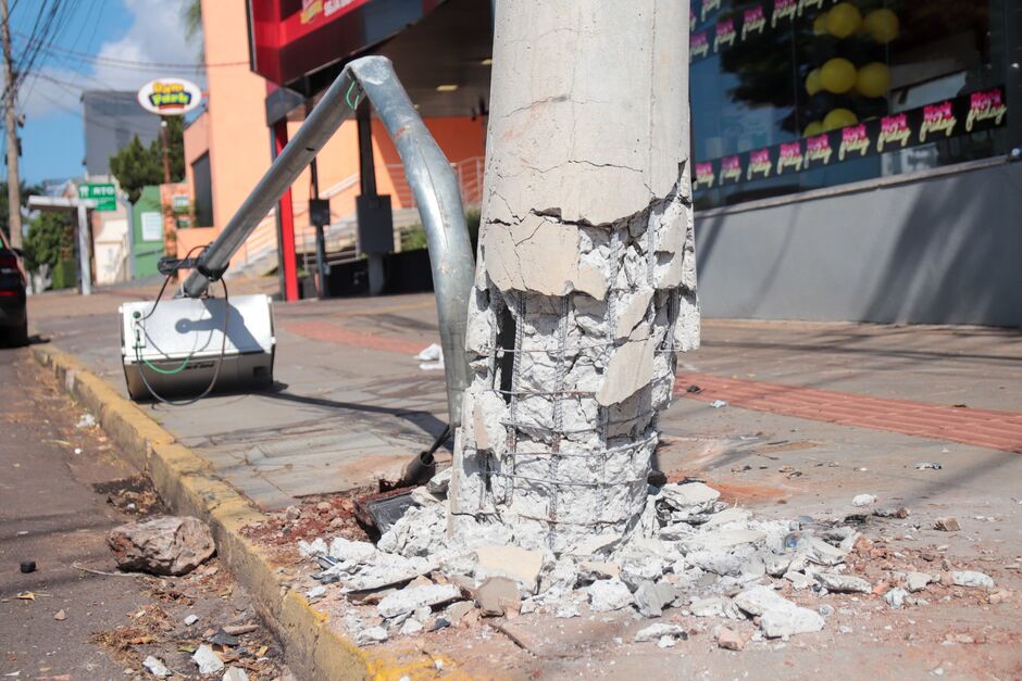 Veículo ficou com a frente destruída 