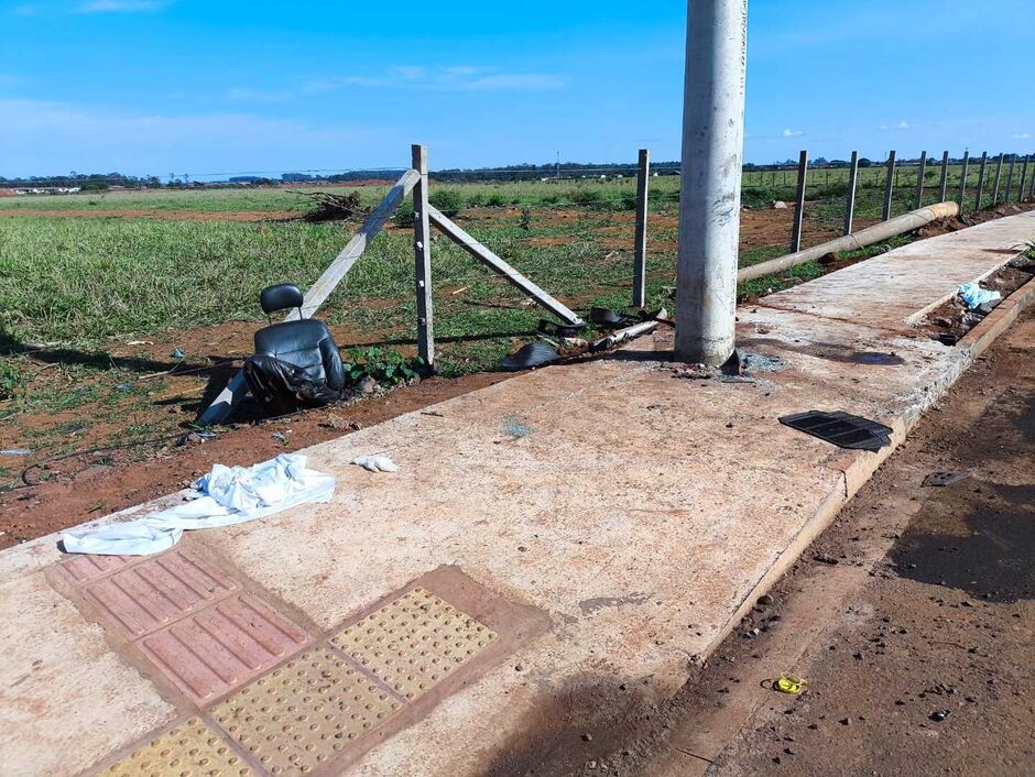 Ele teria tentado desviar do obstáculo, mas perdeu o controle do veículo, que bateu violentamente contra um poste