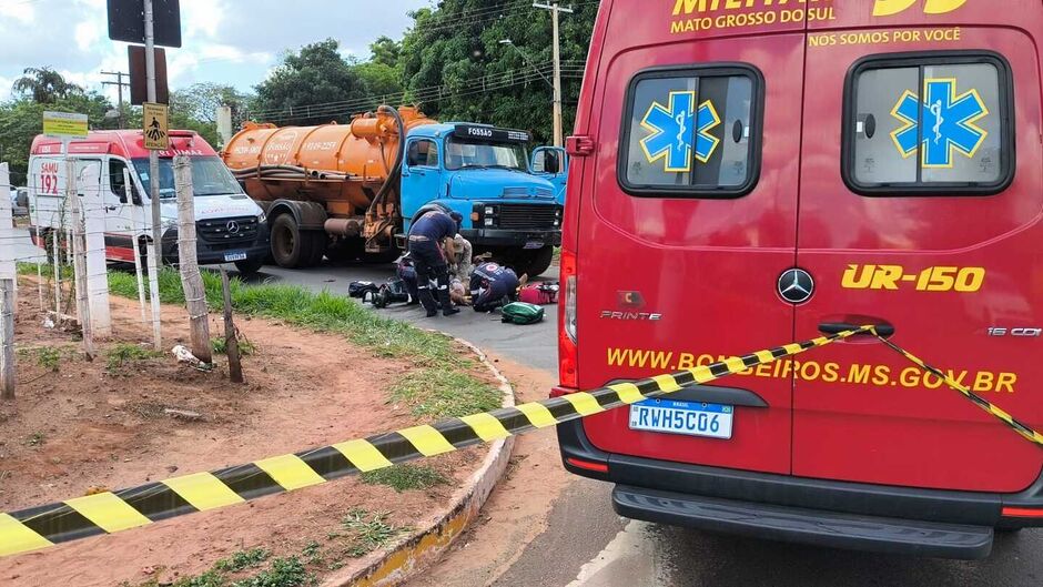 Motociclista fica em estado grave ao bater em caminhão e ser atropelada na Avenida Guaicurus