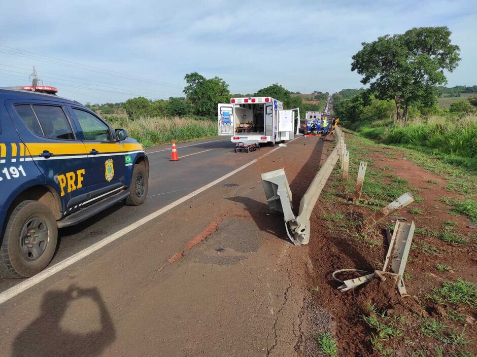 Mulher morre após motorista perder controle do carro e bater em proteção de rodovia em Paranaíba 