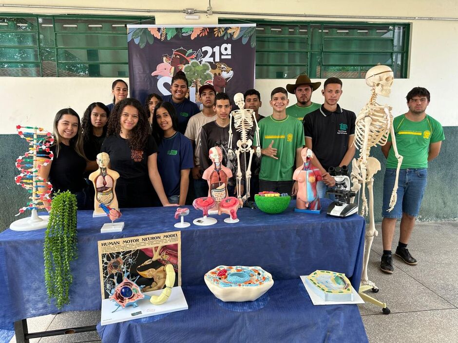 Evento de biologia e química em escola de Camapuã aborda temas sobre a vida e a realidade humano 