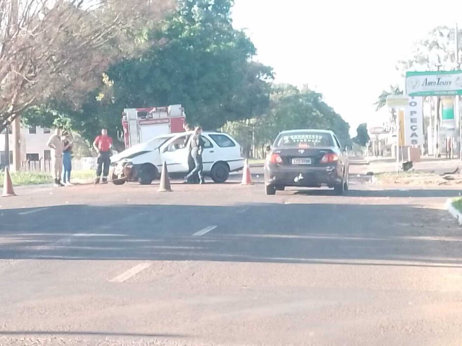 Veículos colidiram na manhã deste domingo