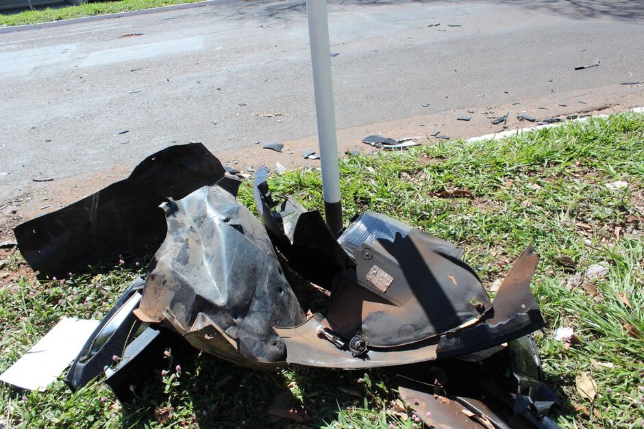 Destroços dos veículos ficaram espalhados pela via