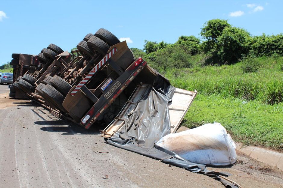 Carreta tombou no início da manhã deste domingo