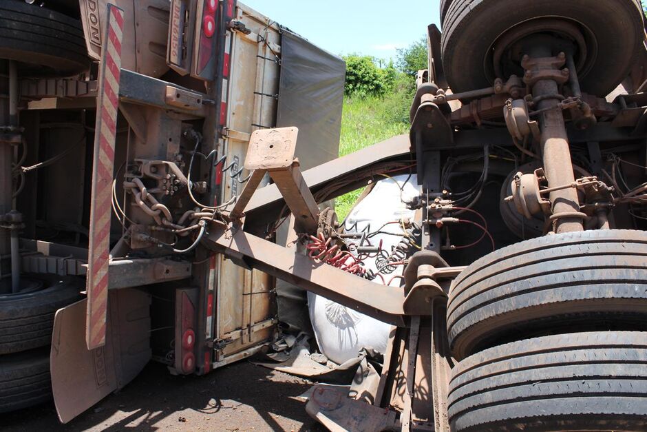 Carreta tombou no início da manhã deste domingo