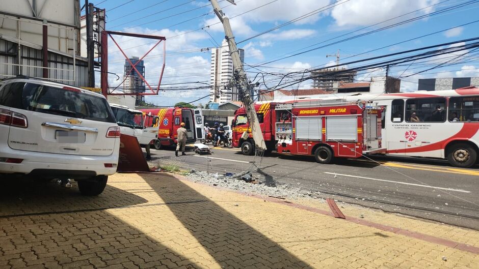 Poste destruído com o impacto