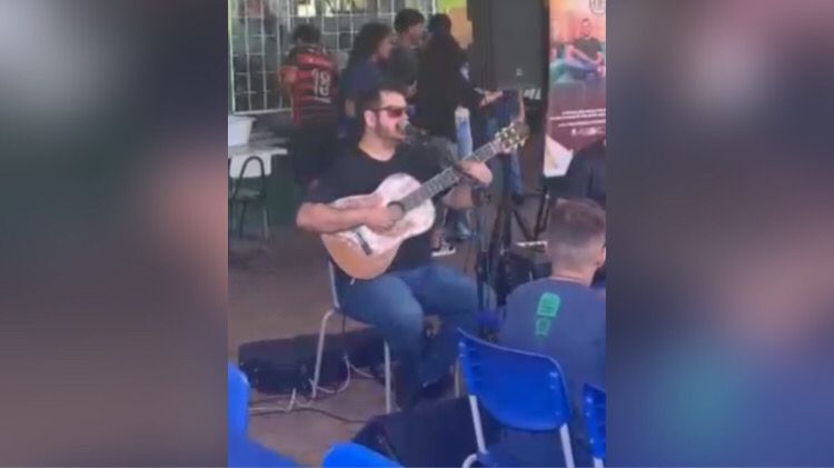 Juninho MPB durante apresentação em escola