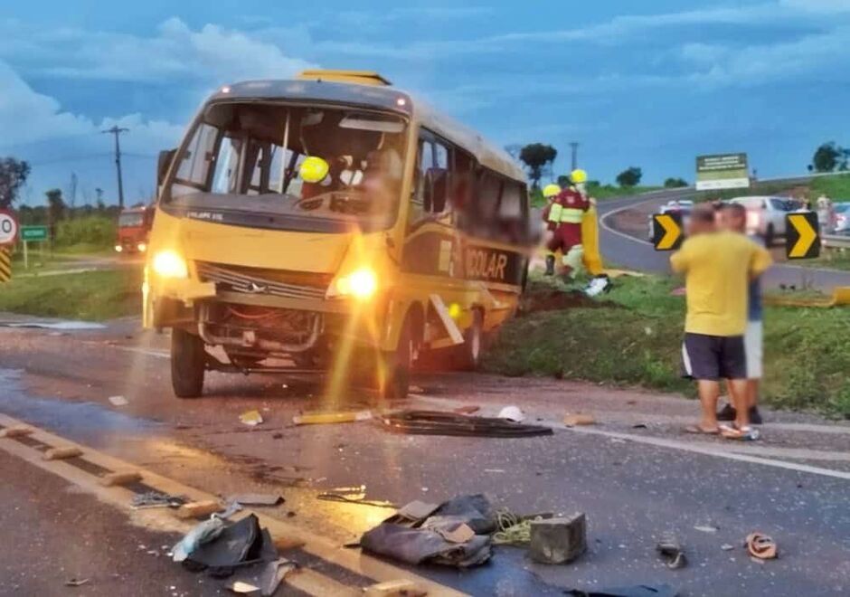 Micro-ônibus bateu com uma carreta