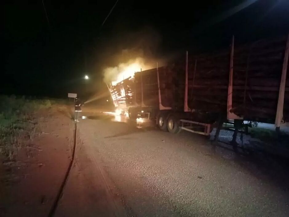 Incêndio começou próximo à base da PRF