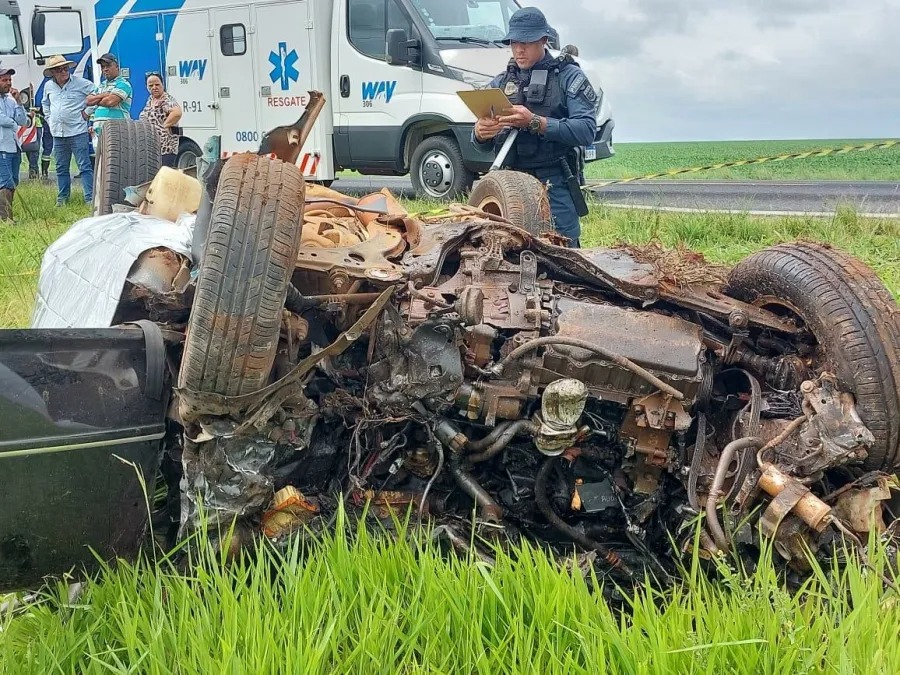 Carro ficou completamente destruído