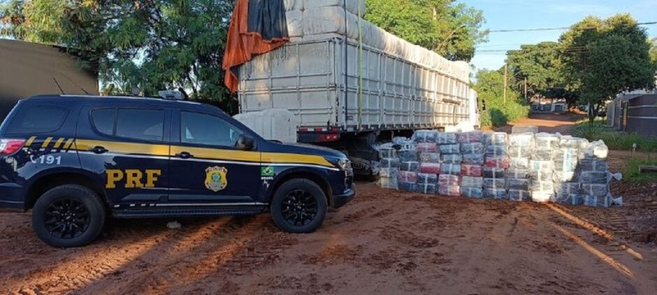 Caminhão e a carga de maconha encontrada