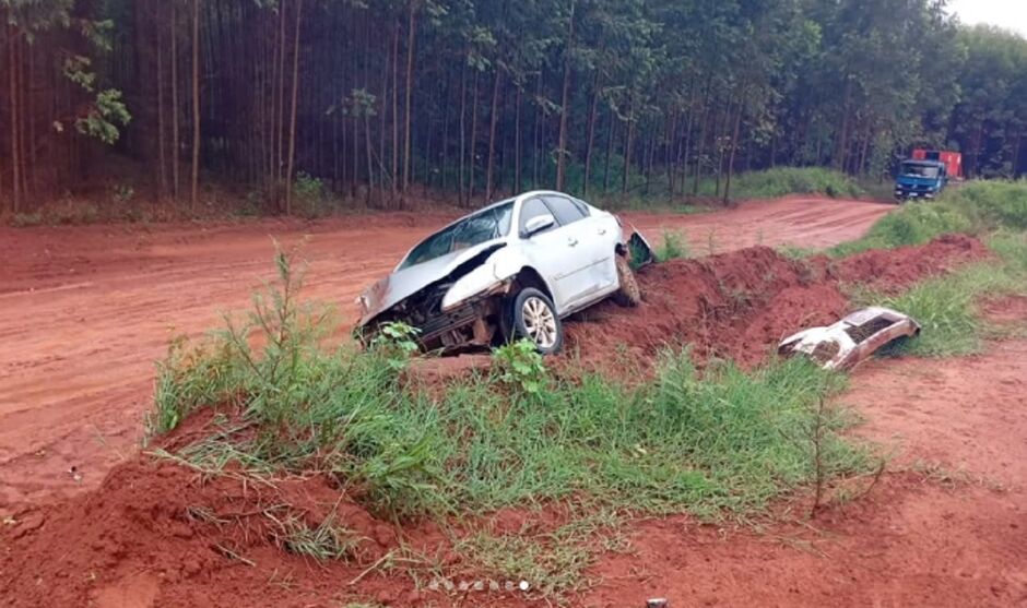 Batida em barranco destruiu veículo na MS-338 