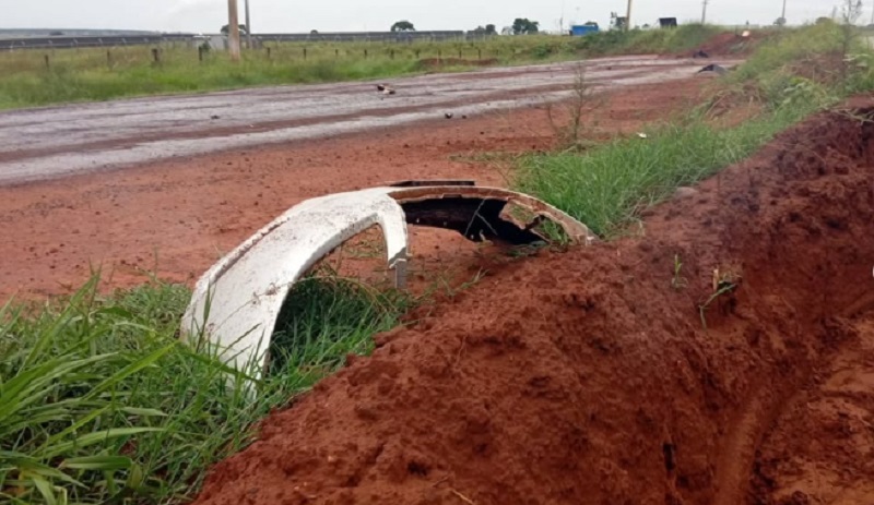 Batida em barranco destruiu veículo na MS-338 