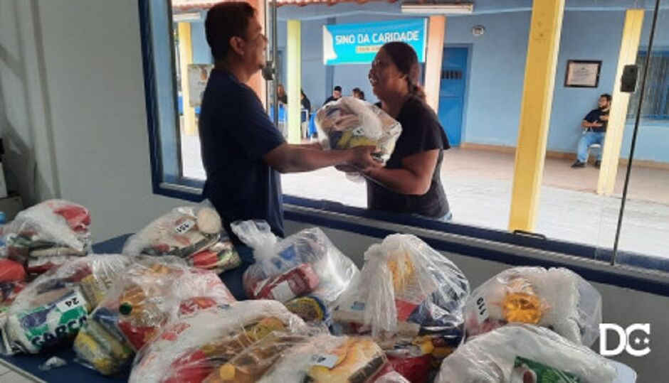 Maria Auxiliadora recebendo a cesta