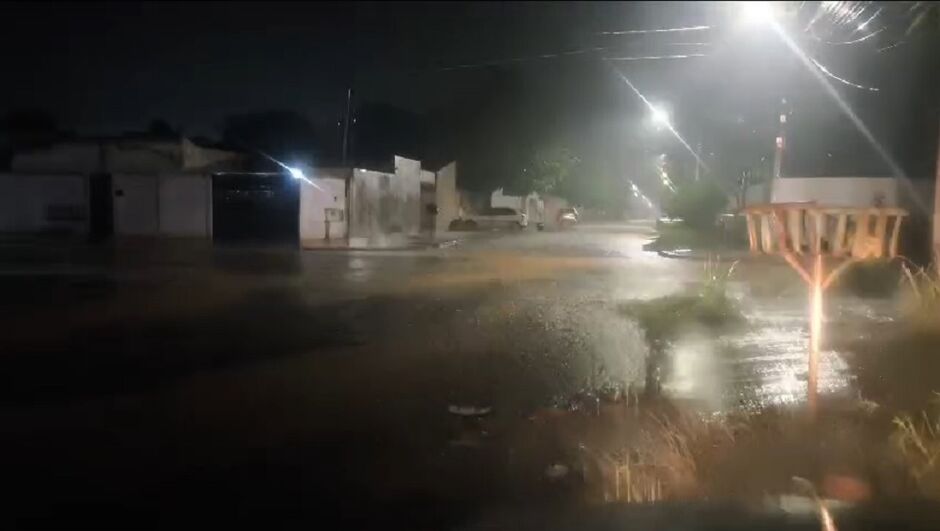 Ruas foram alagadas no Santa Emília 