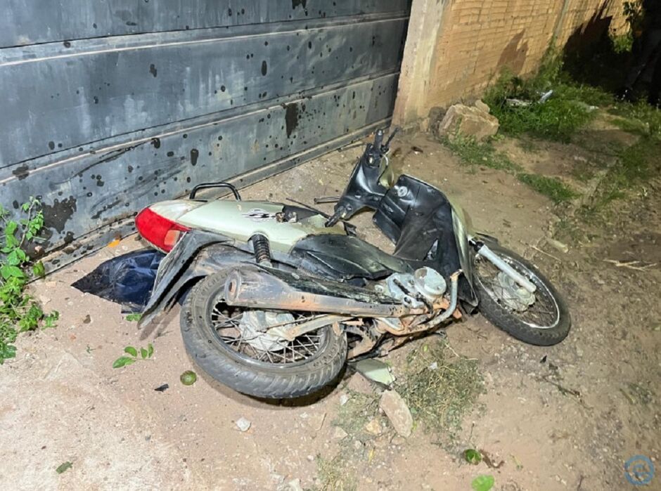 Moto foi parar em frente ao portão de uma residência