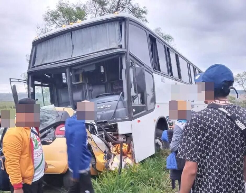 A colisão frontal aconteceu no início da manhã deste sábado (7) na Rodovia MS-295, entre as cidades de Tacuru e Iguatemi. A Polícia Civil vai apurar as circunstâncias do acidente